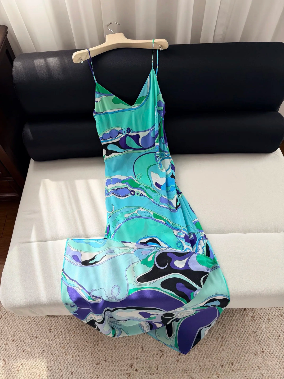 26 year spring/summer 100% silk crepe V-neck printed lightweight and elegant dress