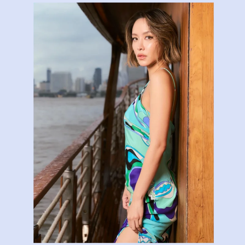 26 year spring/summer 100% silk crepe V-neck printed lightweight and elegant dress